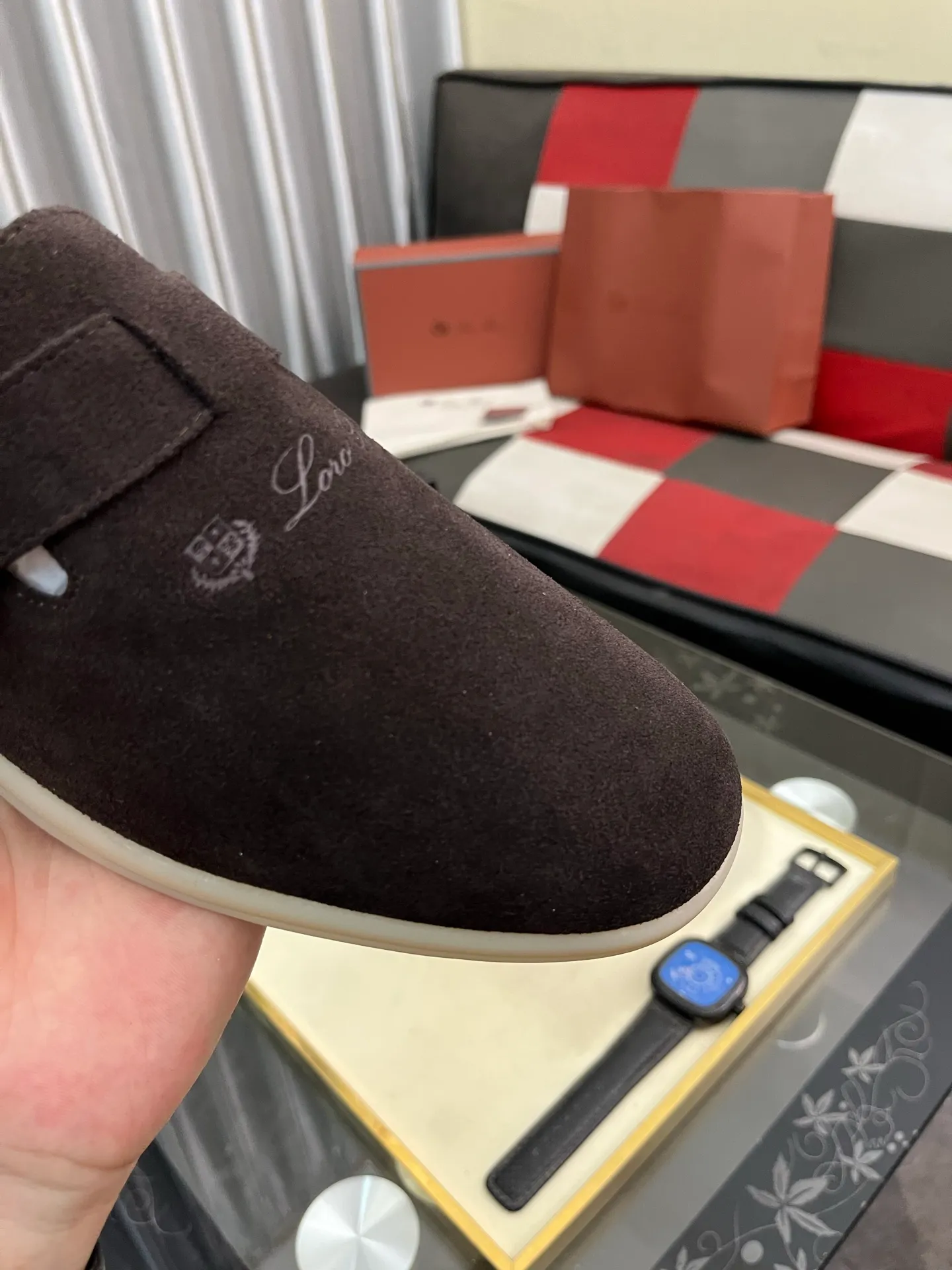 Men's men's shoes 💰458⌚️⌚️ Loro Piana's classic hot model lp top version of Pili casual shoes. It turns out that these are the casual shoes that are said to be able to walk 20,000 steps without getting tired. This pair has both good looks and feel. You will be completely lost as soon as you put it on. The minimalist design is eye-catching and durable, and it is a bonus for dressing. The soft feeling on the feet has outstanding texture, and it is very nice without abrasion on the feet. The soft and waxy soles make it easy to wear for daily use for a long time. Who can resist a pair of versatile and good-looking loafers? Don't be too elegant at all, the feel and texture of the feet are good, the key is to make the legs look longer and not tire the feet, the main thing is that it is just right!        Material: Original cowhide Lining: Original sheepskin Outsole: Original sole Size: 38-44